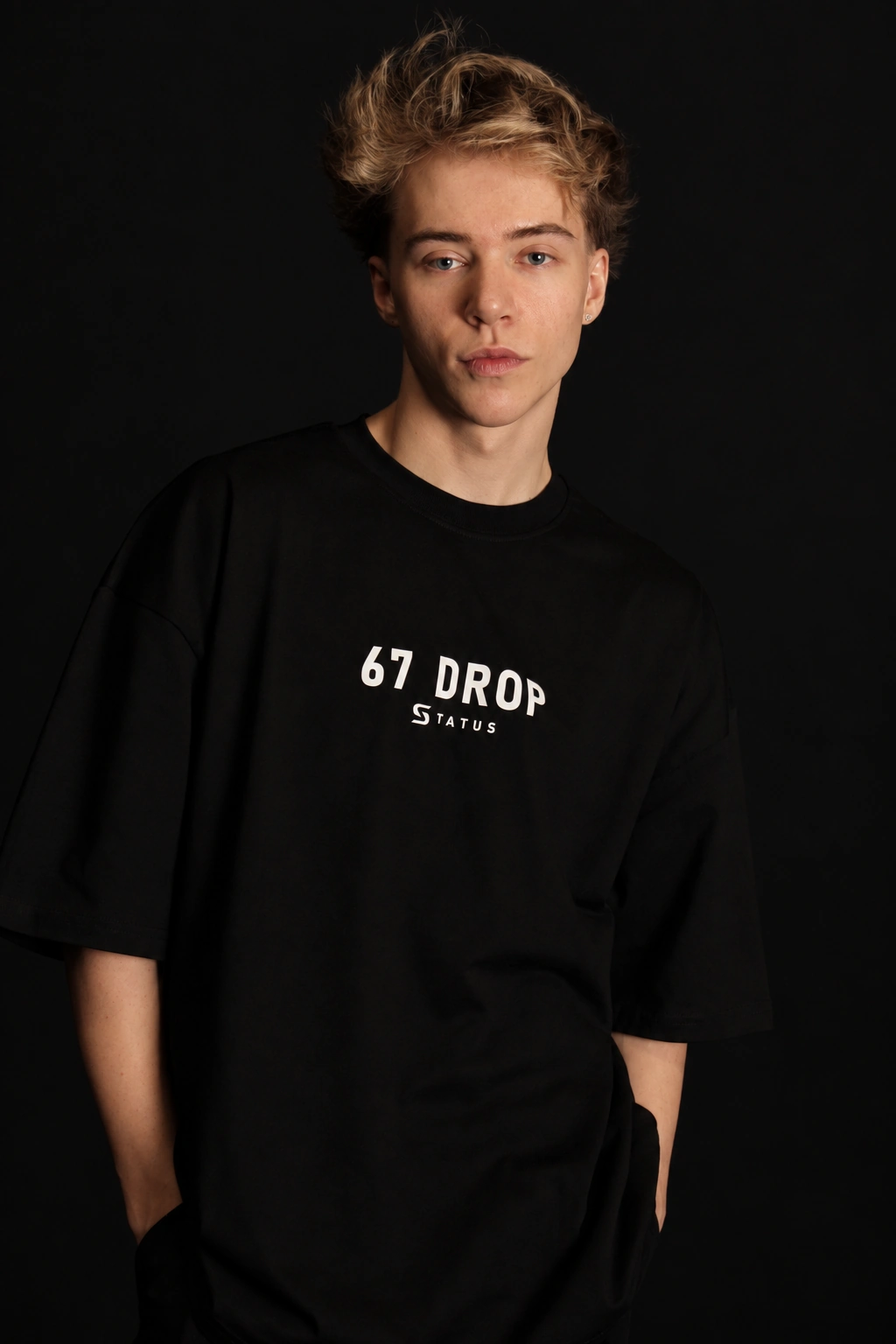 Чёрная футболка 67 DROP на модели